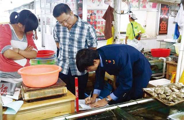 近日，三亞一海鮮店在電子秤上動(dòng)手腳被行政拘留十五日并處一千元罰款