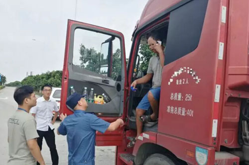 圖為交警正在攔?？梢绍囕v